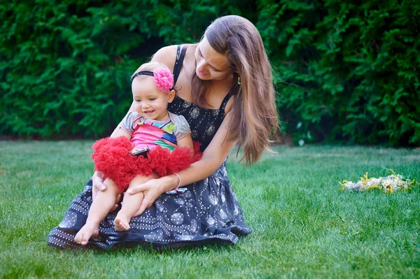 Liten flicka går på gräs på sommaren med min mor — Stockfoto