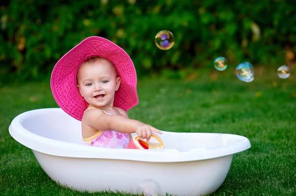 Bambina 1-2 anni che fa il bagno con schiuma di sapone all'aperto — Foto Stock