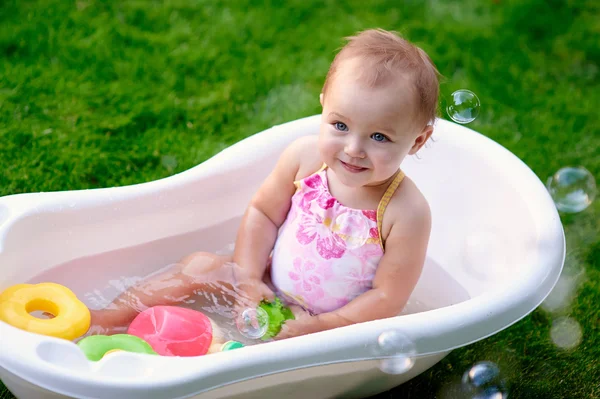 Bella bambina nel bagno estivo con bolle di sapone — Foto Stock