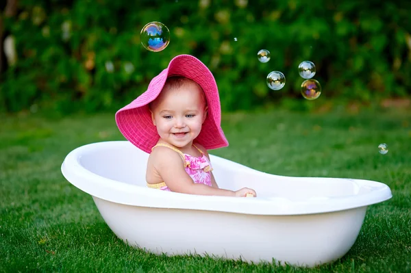 Linda menina no banho de verão com bolhas de sabão — Fotografia de Stock