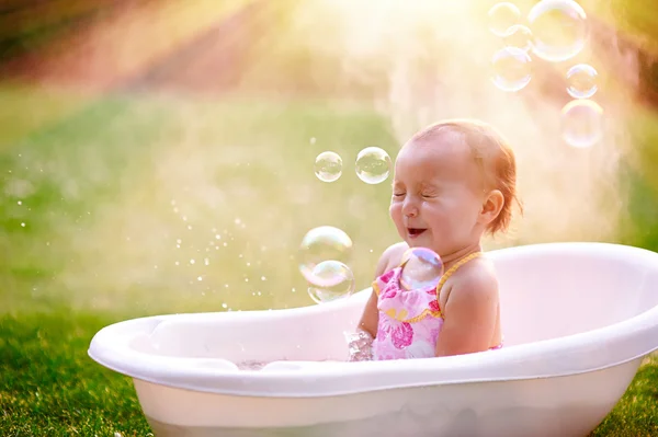Bella bambina nel bagno estivo con bolle di sapone — Foto Stock