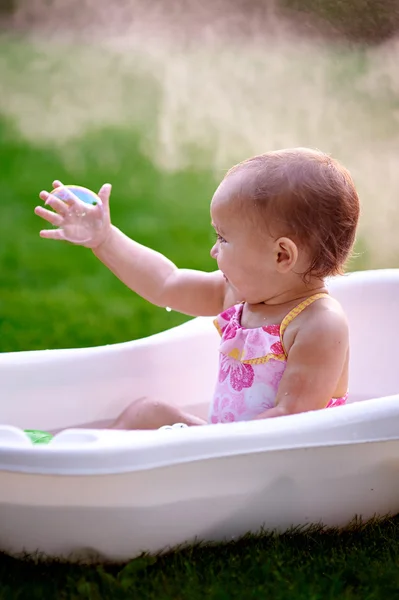 Bella bambina nel bagno estivo con bolle di sapone — Foto Stock