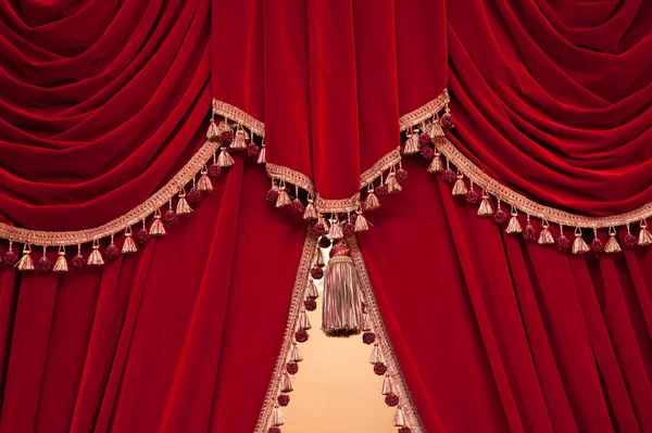 Rode theater gordijn met kwastjes — Stockfoto