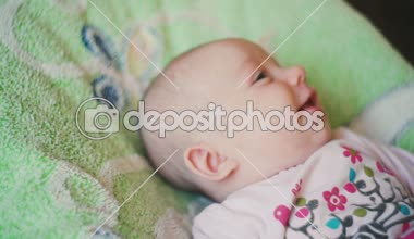 Mutlu sevimli yeni doğan bebek yatakta yatan