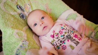 Şirin yeni doğan bebek yatakta döşeme