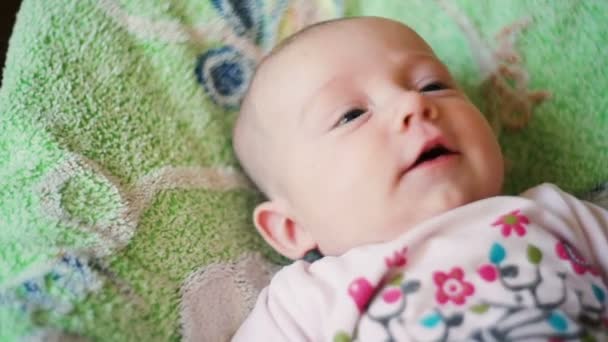 Gelukkig schattige pasgeboren baby liggend in bed — Stockvideo