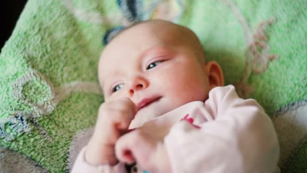 Bebê recém-nascido bonito deitado na cama — Vídeo de Stock