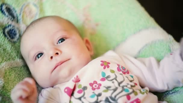 Bébé nouveau-né mignon couché dans le lit — Video