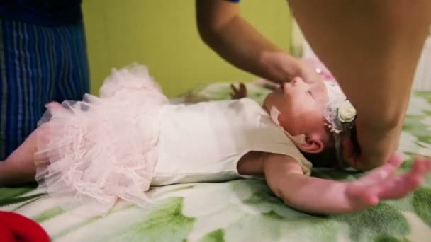 Mutter kleidet sich oder kleidet Baby — Stockvideo