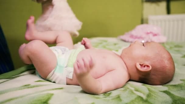 Mutter kleidet sich oder kleidet Baby — Stockvideo