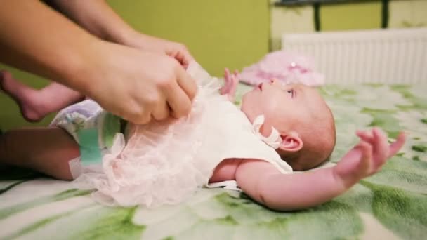 Mamma är dressing eller kläder baby — Stockvideo