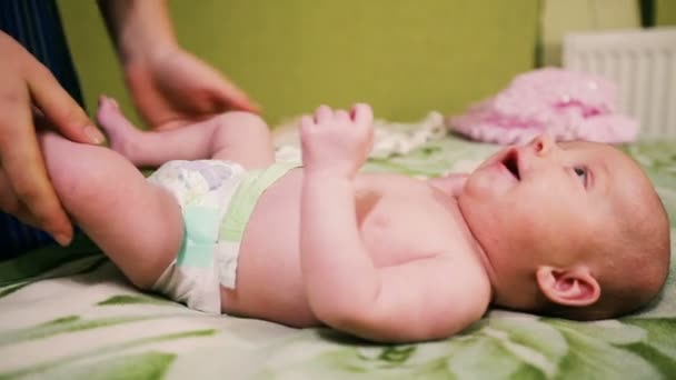 Bebé recién nacido en un mimos acostado en la cama — Vídeo de stock