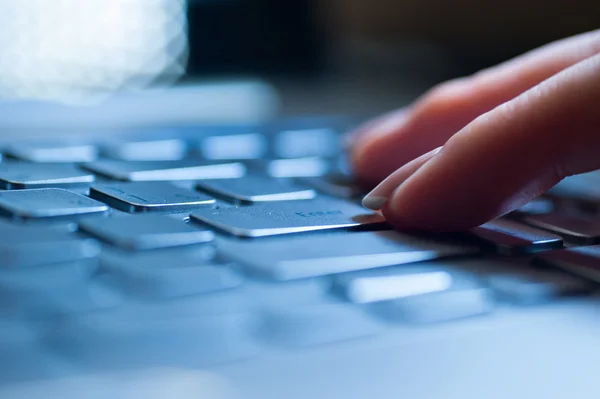 Manos escribiendo en el teclado del ordenador portátil — Foto de Stock