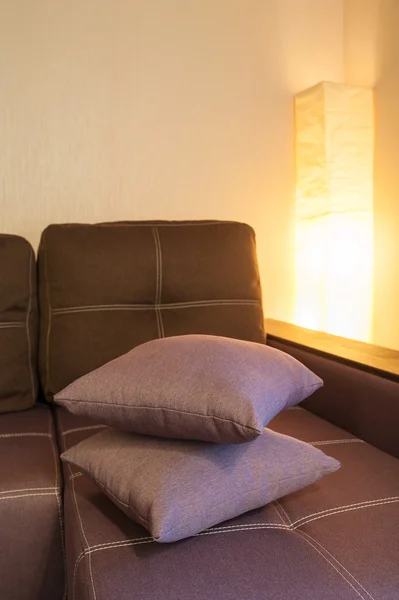 Braunes Sofa und Lampe im Schlafzimmer — Stockfoto