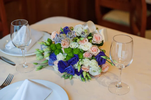 Bellissimo boquet nuziale sdraiato sul tavolo nel ristorante — Foto Stock