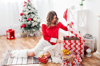 Noel Baba hediye göründüğü kadar güzel bir kadın giyinmiş