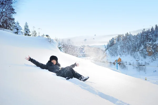 Mujer tendida en la nieve en el invierno —  Fotos de Stock