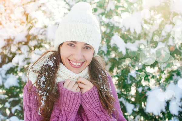 Vacker kvinna i en Stickad mössa i vinter — Stockfoto