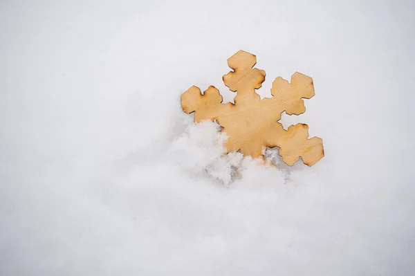Śnieżynka świąteczne dekoracje w śniegu — Zdjęcie stockowe