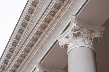 Bina cephesinde mimari sütunlar