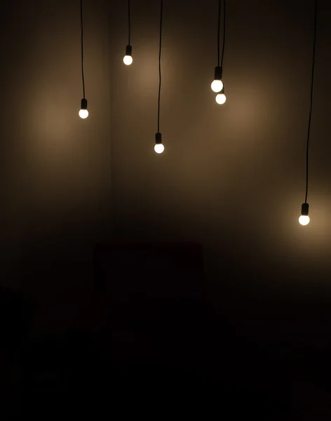 De nombreuses lampes d'éclairage en arrière-plan sombre — Photo