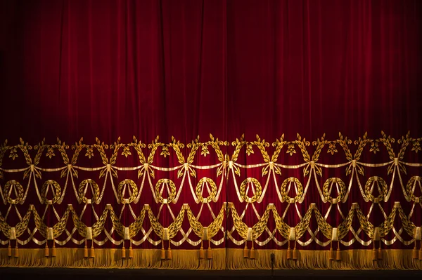 Beautiful inomhus teater scenen gardiner med dramatisk belysning — Stockfoto