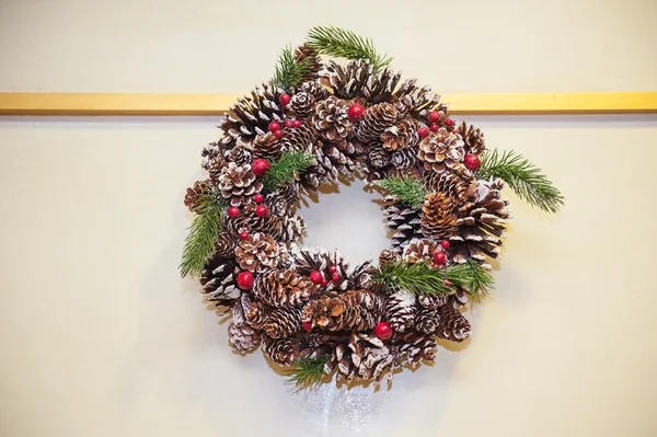 Belle couronne de Noël de branches et de cônes de sapin — Photo