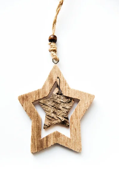 Weihnachtsspielzeug aus Holz in Form eines Sterns auf weißem Hintergrund — Stockfoto