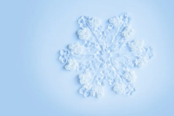 Große Spielzeug Schneeflocke auf blauem Hintergrund — Stockfoto