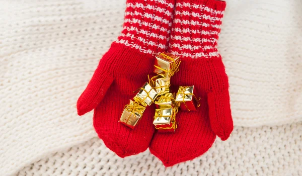 クリスマスのギフト ボックスと冬の赤い手袋で女性の手 — ストック写真