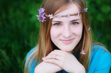 bir çelenk Bahar park olan güzel bir kadın portresi