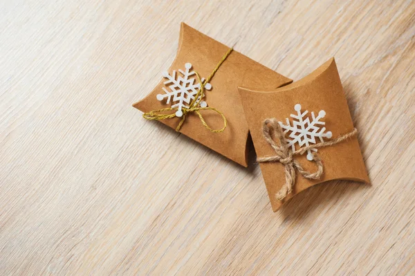 Confezione regalo con fiocco a nastro e fiocco di neve — Foto Stock