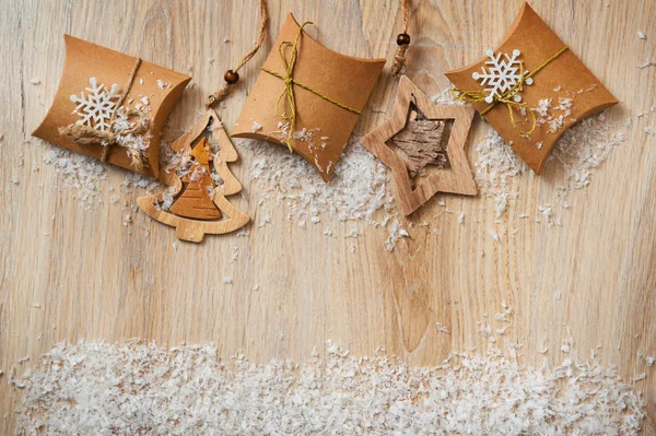 Cadeaux de Noël en papier kraft avec des jouets faits maison avec de la neige — Photo