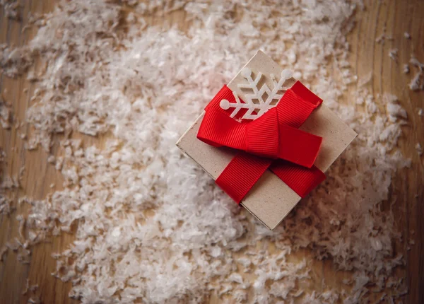Подарочная коробка с бантом и снежинкой — стоковое фото