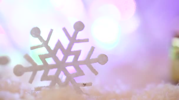 Flocos de neve de brinquedos de Natal em um contexto de neve — Vídeo de Stock