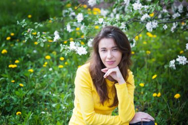 ilkbaharda çiçek açması tree yakınındaki güzel kadın