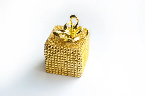 Золотая подарочная коробка с золотой лентой на белом фоне — стоковое фото