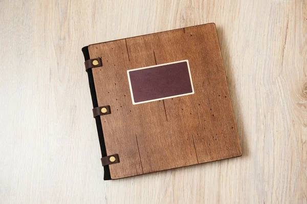 Livre photo dans une couverture en bois marron — Photo