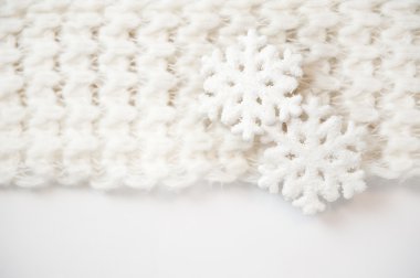 oyuncak beyaz kar tanesi üzerinde bir örgü atkı