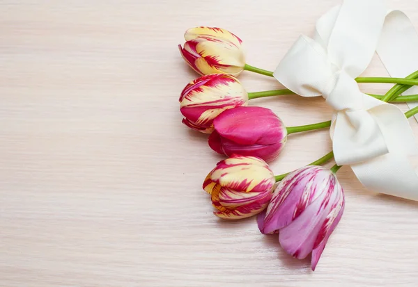 Ramo de tulipanes rojos sobre fondo blanco con espacio para texto — Foto de Stock