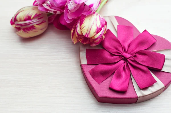 Caja de regalo de San Valentín en forma de corazón con tulipanes y lugar para el texto — Foto de Stock