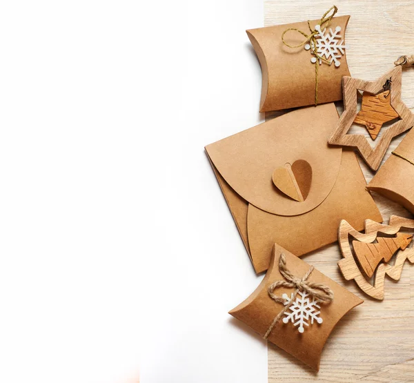 Handgemaakt houten speelgoed en Kerstmis vakken voor geschenken van kraftpapier — Stockfoto