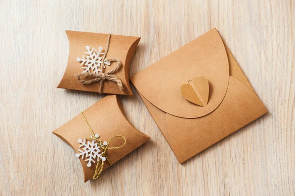 Boxes for Christmas gifts with kraft paper — Stock Photo, Image