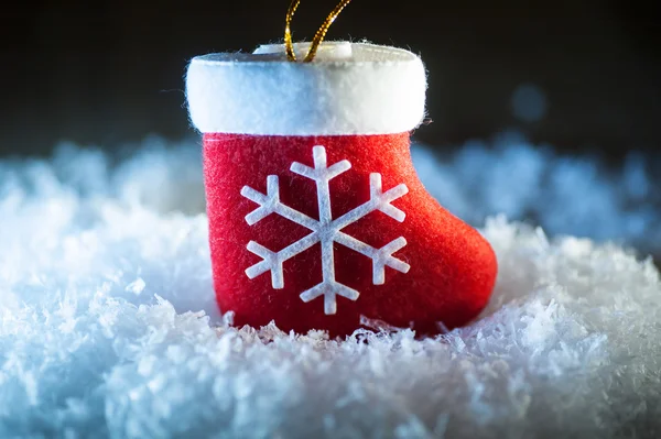 Scarpone di Babbo Natale rosso con fiocco di neve sulla neve — Foto Stock