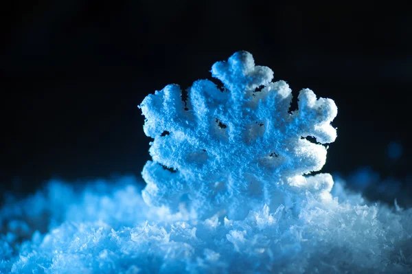 Stor snöflinga leksak i snödriva på kulle — Stockfoto