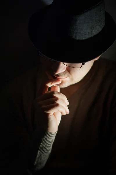 Studio photo de jeune homme attrayant portant des lunettes et un chapeau — Photo