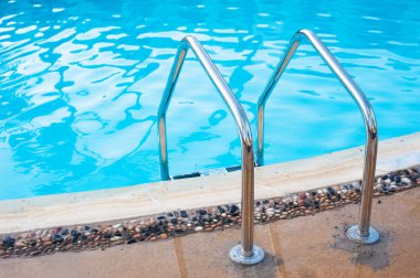 Havuzun temiz su ile aşağı merdiven korkuluk