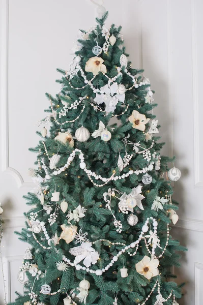 Beautiful illuminated christmas tree in a living room — Stock Photo, Image