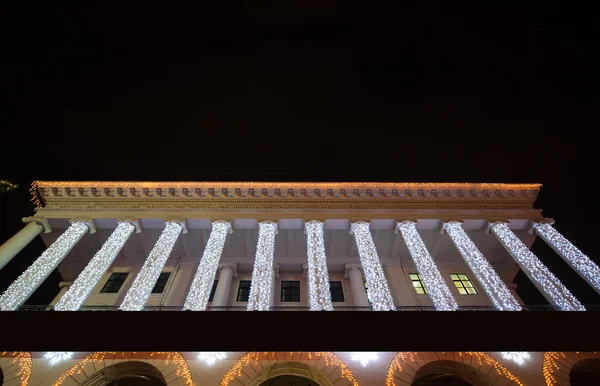 Işıklı Noel için Kiev'deki opera binası sütunlarda — Stok fotoğraf