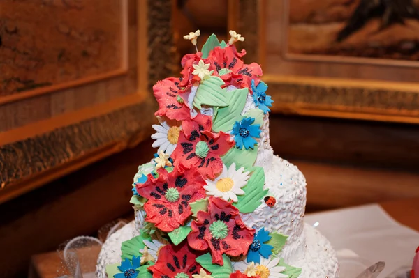 Beaux coquelicots rouges sur un gâteau de mariage décoré — Photo